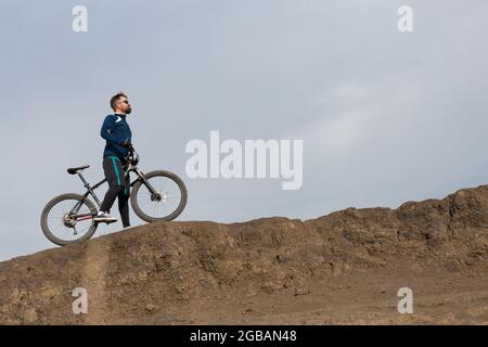 Bärtiger Bergradfahrer reitet Berge Stockfoto