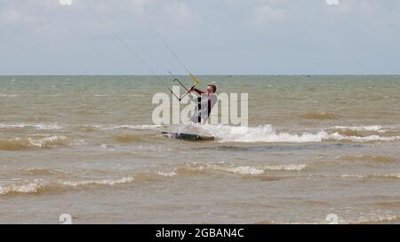 Kitesurfer hat an der Südküste Großbritanniens geübt. Stockfoto