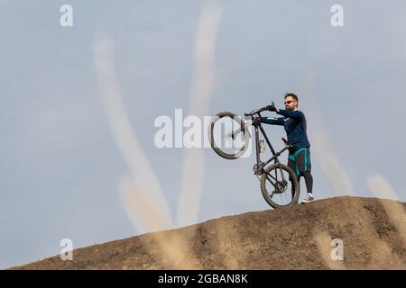 Bärtiger Bergradfahrer reitet Berge Stockfoto