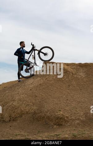 Bärtiger Bergradfahrer reitet Berge Stockfoto