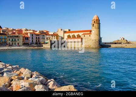 Collioure mit seiner Église Notre-Dame des Anges de Collioure, Côte Vermeille, Frankreich Stockfoto