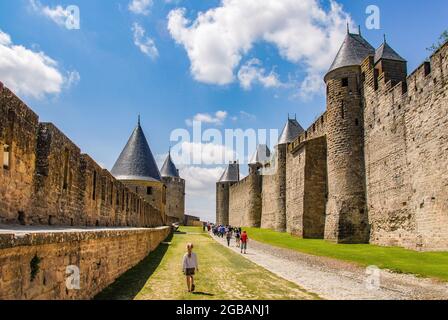 Der äußere Ring der Mauern der cité de Carcassonne, Frankreich Stockfoto