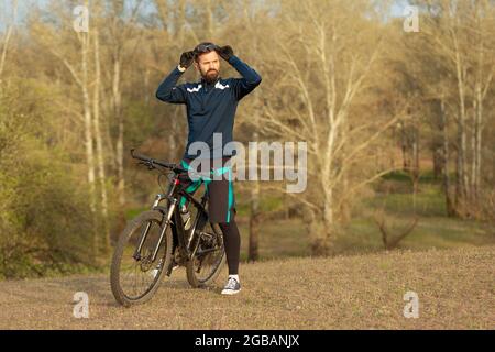 Radfahrer fährt durch den Wald Stockfoto