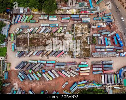 Barishal, Banglades, 3. August 2021: Luftaufnahme mit einer Drohne, von Bussen, die am Barishal Bus Stand, einem der belebtesten Bushaltestellen in der südlichen Region in Bangladesch, anstehen, inmitten einer Sperrwoche in Bangladesch, um die Verbreitung von Covid-19 zu stoppen. Quelle: Mustasinur Rahman Alvi / Eyepix Group/Alamy Live News Stockfoto