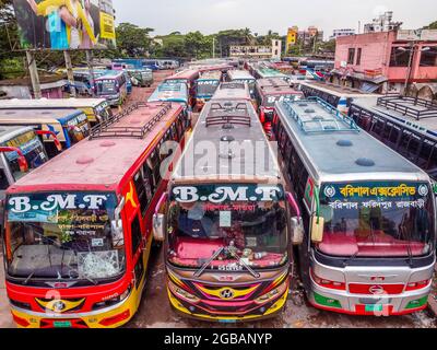 Barishal, Banglades, 3. August 2021: Luftaufnahme mit einer Drohne, von Bussen, die am Barishal Bus Stand, einem der belebtesten Bushaltestellen in der südlichen Region in Bangladesch, anstehen, inmitten einer Sperrwoche in Bangladesch, um die Verbreitung von Covid-19 zu stoppen. Quelle: Mustasinur Rahman Alvi / Eyepix Group/Alamy Live News Stockfoto