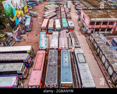 Barishal, Banglades, 3. August 2021: Luftaufnahme mit einer Drohne, von Bussen, die am Barishal Bus Stand, einem der belebtesten Bushaltestellen in der südlichen Region in Bangladesch, anstehen, inmitten einer Sperrwoche in Bangladesch, um die Verbreitung von Covid-19 zu stoppen. Quelle: Mustasinur Rahman Alvi / Eyepix Group/Alamy Live News Stockfoto