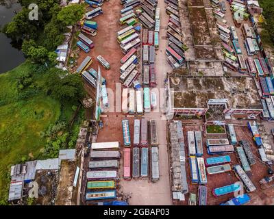 Barishal, Banglades, 3. August 2021: Luftaufnahme mit einer Drohne, von Bussen, die am Barishal Bus Stand, einem der belebtesten Bushaltestellen in der südlichen Region in Bangladesch, anstehen, inmitten einer Sperrwoche in Bangladesch, um die Verbreitung von Covid-19 zu stoppen. Quelle: Mustasinur Rahman Alvi / Eyepix Group/Alamy Live News Stockfoto