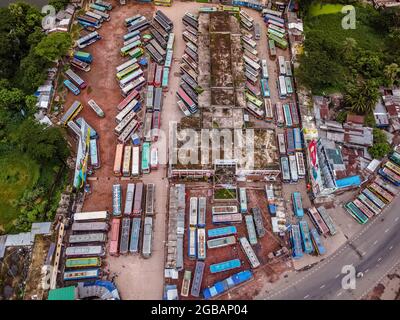 Barishal, Banglades, 3. August 2021: Luftaufnahme mit einer Drohne, von Bussen, die am Barishal Bus Stand, einem der belebtesten Bushaltestellen in der südlichen Region in Bangladesch, anstehen, inmitten einer Sperrwoche in Bangladesch, um die Verbreitung von Covid-19 zu stoppen. Quelle: Mustasinur Rahman Alvi / Eyepix Group/Alamy Live News Stockfoto