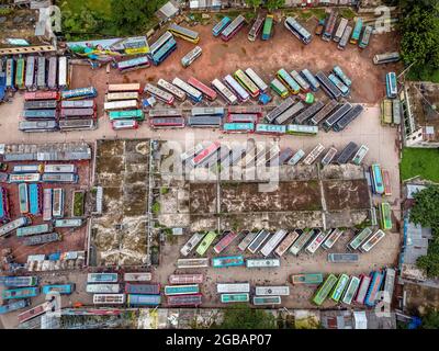 Barishal, Banglades, 3. August 2021: Luftaufnahme mit einer Drohne, von Bussen, die am Barishal Bus Stand, einem der belebtesten Bushaltestellen in der südlichen Region in Bangladesch, anstehen, inmitten einer Sperrwoche in Bangladesch, um die Verbreitung von Covid-19 zu stoppen. Quelle: Mustasinur Rahman Alvi / Eyepix Group/Alamy Live News Stockfoto