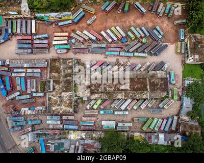 Barishal, Banglades, 3. August 2021: Luftaufnahme mit einer Drohne, von Bussen, die am Barishal Bus Stand, einem der belebtesten Bushaltestellen in der südlichen Region in Bangladesch, anstehen, inmitten einer Sperrwoche in Bangladesch, um die Verbreitung von Covid-19 zu stoppen. Quelle: Mustasinur Rahman Alvi / Eyepix Group/Alamy Live News Stockfoto