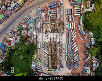 Barishal, Banglades, 3. August 2021: Luftaufnahme mit einer Drohne, von Bussen, die am Barishal Bus Stand, einem der belebtesten Bushaltestellen in der südlichen Region in Bangladesch, anstehen, inmitten einer Sperrwoche in Bangladesch, um die Verbreitung von Covid-19 zu stoppen. Quelle: Mustasinur Rahman Alvi / Eyepix Group/Alamy Live News Stockfoto