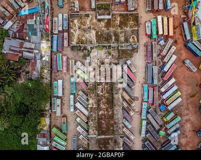 Barishal, Banglades, 3. August 2021: Luftaufnahme mit einer Drohne, von Bussen, die am Barishal Bus Stand, einem der belebtesten Bushaltestellen in der südlichen Region in Bangladesch, anstehen, inmitten einer Sperrwoche in Bangladesch, um die Verbreitung von Covid-19 zu stoppen. Quelle: Mustasinur Rahman Alvi / Eyepix Group/Alamy Live News Stockfoto