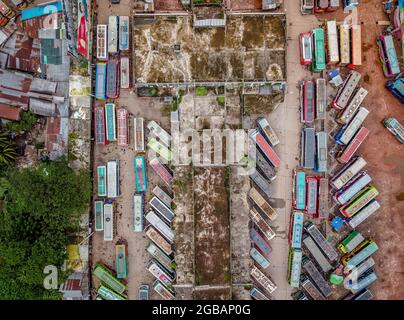 Barishal, Banglades, 3. August 2021: Luftaufnahme mit einer Drohne, von Bussen, die am Barishal Bus Stand, einem der belebtesten Bushaltestellen in der südlichen Region in Bangladesch, anstehen, inmitten einer Sperrwoche in Bangladesch, um die Verbreitung von Covid-19 zu stoppen. Quelle: Mustasinur Rahman Alvi / Eyepix Group/Alamy Live News Stockfoto