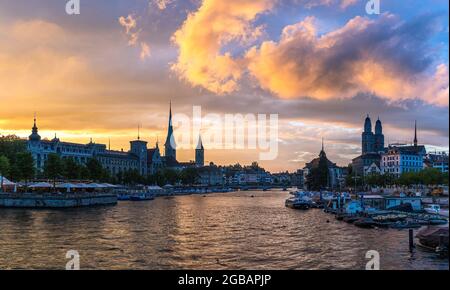 Schönes Abendpanorama der Altstadt von Zürich, der größten Stadt der Schweiz. Es liegt in der Nord-Zentralschweiz an der nordwestlichen Spitze Stockfoto