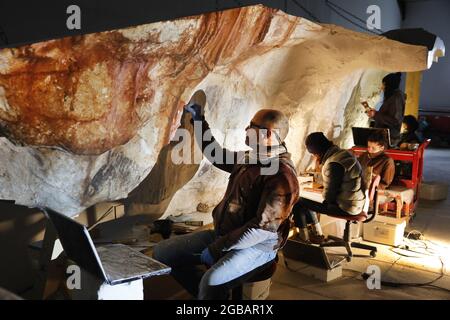Der Prähistoriker und Plastiker Alain Dalis ist in seiner Montignac-Werkstatt für die Reproduktion der Wände der Cave Cosquer verantwortlich. Die Cosquer-Höhle ist ein archäologischer Schatz, der im Bach von Marseille untergetaucht ist. Diese Höhle, die in den 1990er Jahren von dem Taucher Henri Cosquer entdeckt wurde, enthält mehr als 270 prähistorische Kunstwerke, darunter einzigartige Darstellungen von Pinguinen, Robben und Quallen.als Gründe für den Anstieg des Wassers der globalen Erwärmung wird diese Höhle verschwinden. Der Aufbau seiner Antwort wird in Zukunft das einzige Zeugnis dieses Schatzes der Menschheit bleiben Stockfoto