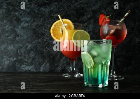 Frische Sommercocktails auf rustikalem Holztisch Stockfoto