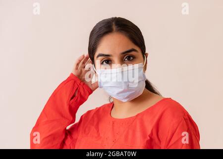 Porträt einer jungen Frau mit Maske im Gesicht. Stockfoto