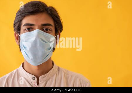 Porträt eines jungen Mannes mit Maske im Gesicht. Stockfoto