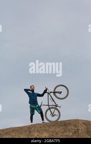 Bärtiger Bergradfahrer reitet Berge Stockfoto