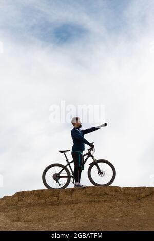 Bärtiger Bergradfahrer reitet Berge Stockfoto