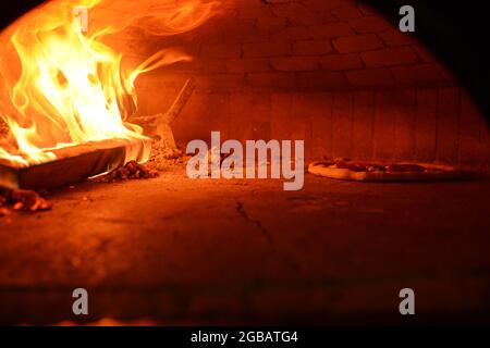 Im Ofen gebackene Pizza in der Pizzeria Palazzo Petrucci im Zentrum von Neapel. Stockfoto