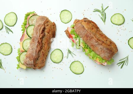 Ciabatta Sandwiches und Zutaten auf weißem Hintergrund Stockfoto