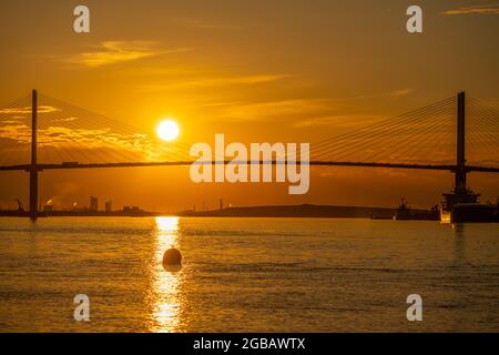 Blick auf die Dartford Bridge bei Sonnenuntergang von der Promenade in Greenhithe Kent. Stockfoto