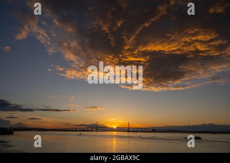 Blick auf die Dartford Bridge bei Sonnenuntergang von der Promenade in Greenhithe Kent. Stockfoto