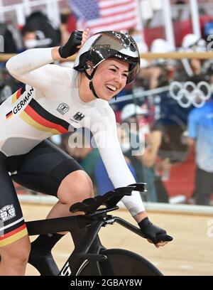 Izu, Japan. August 2021. Radfahren/Leichtathletik: Olympische Spiele, 4000-m-Team-Verfolgung, Frauen, Finale auf dem Izu Velodrome. Die deutsche Lisa Klein feiert nach dem Rennen. Quelle: Sebastian Gollnow/dpa/Alamy Live News Stockfoto