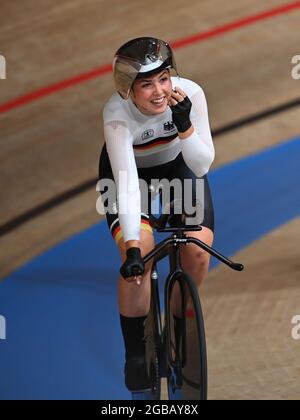 Izu, Japan. August 2021. Radfahren/Leichtathletik: Olympische Spiele, 4000-m-Team-Verfolgung, Frauen, Finale auf dem Izu Velodrome. Die deutsche Lisa Klein feiert nach dem Rennen. Quelle: Sebastian Gollnow/dpa/Alamy Live News Stockfoto