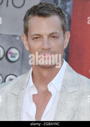 Los Angeles, USA. August 2021. Joel Kinnaman trifft bei DER WELTPREMIERE DER SELBSTMORDKOMMANDOS ein, die am Montag, dem 2. August 2021, im Regency Village Theatre in Westwood, CA, stattfand. (Foto: Sthanlee B. Mirador/Sipa USA) Quelle: SIPA USA/Alamy Live News Stockfoto