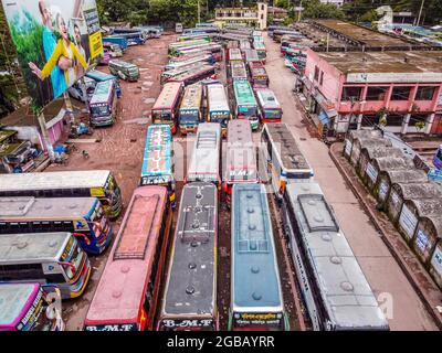 Barishal, Bangladesch. August 2021. BARISHAL, BANGLADESCH – AUGUST 2: Luftaufnahme aufgenommen mit einer Drohne, von Bussen, die am Barishal Bus Stand, einem der verkehrsreichsten Busstand in der südlichen Region in Bangladesch, anstehen, inmitten einer Sperrwoche in Bangladesch, um die Ausbreitung von Covid-19 zu stoppen. Am 2. August 2021 in Barishal, Bangladesch. (Foto von Eyepix/Sipa USA) Quelle: SIPA USA/Alamy Live News Stockfoto