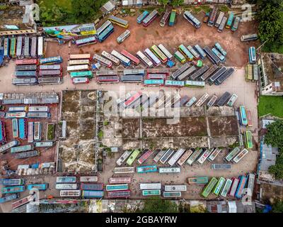 Barishal, Bangladesch. August 2021. BARISHAL, BANGLADESCH – AUGUST 2: Luftaufnahme aufgenommen mit einer Drohne, von Bussen, die am Barishal Bus Stand, einem der verkehrsreichsten Busstand in der südlichen Region in Bangladesch, anstehen, inmitten einer Sperrwoche in Bangladesch, um die Ausbreitung von Covid-19 zu stoppen. Am 2. August 2021 in Barishal, Bangladesch. (Foto von Eyepix/Sipa USA) Quelle: SIPA USA/Alamy Live News Stockfoto