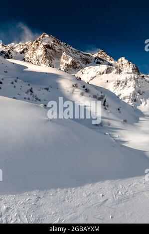 Powder-Skigebiet mit Soum de Matte im Blick auf das Skigebiet Saint-Lary-Soulan, Frankreich Stockfoto