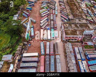 Barishal, Bangladesch. August 2021. BARISHAL, BANGLADESCH – AUGUST 2: Luftaufnahme aufgenommen mit einer Drohne, von Bussen, die am Barishal Bus Stand, einem der verkehrsreichsten Busstand in der südlichen Region in Bangladesch, anstehen, inmitten einer Sperrwoche in Bangladesch, um die Ausbreitung von Covid-19 zu stoppen. Am 2. August 2021 in Barishal, Bangladesch. (Foto von Eyepix/Sipa USA) Quelle: SIPA USA/Alamy Live News Stockfoto