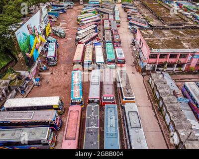 Barishal, Bangladesch. August 2021. BARISHAL, BANGLADESCH – AUGUST 2: Luftaufnahme aufgenommen mit einer Drohne, von Bussen, die am Barishal Bus Stand, einem der verkehrsreichsten Busstand in der südlichen Region in Bangladesch, anstehen, inmitten einer Sperrwoche in Bangladesch, um die Ausbreitung von Covid-19 zu stoppen. Am 2. August 2021 in Barishal, Bangladesch. (Foto von Eyepix/Sipa USA) Quelle: SIPA USA/Alamy Live News Stockfoto