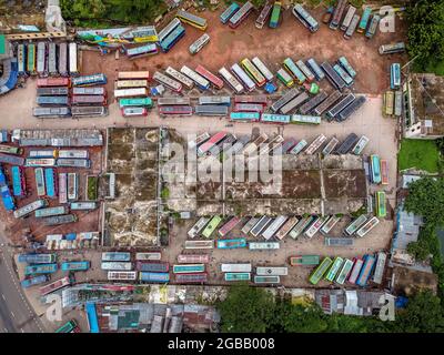 Barishal, Bangladesch. August 2021. BARISHAL, BANGLADESCH – AUGUST 2: Luftaufnahme aufgenommen mit einer Drohne, von Bussen, die am Barishal Bus Stand, einem der verkehrsreichsten Busstand in der südlichen Region in Bangladesch, anstehen, inmitten einer Sperrwoche in Bangladesch, um die Ausbreitung von Covid-19 zu stoppen. Am 2. August 2021 in Barishal, Bangladesch. (Foto von Eyepix/Sipa USA) Quelle: SIPA USA/Alamy Live News Stockfoto