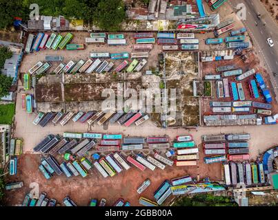 Barishal, Bangladesch. August 2021. BARISHAL, BANGLADESCH – AUGUST 2: Luftaufnahme aufgenommen mit einer Drohne, von Bussen, die am Barishal Bus Stand, einem der verkehrsreichsten Busstand in der südlichen Region in Bangladesch, anstehen, inmitten einer Sperrwoche in Bangladesch, um die Ausbreitung von Covid-19 zu stoppen. Am 2. August 2021 in Barishal, Bangladesch. (Foto von Eyepix/Sipa USA) Quelle: SIPA USA/Alamy Live News Stockfoto