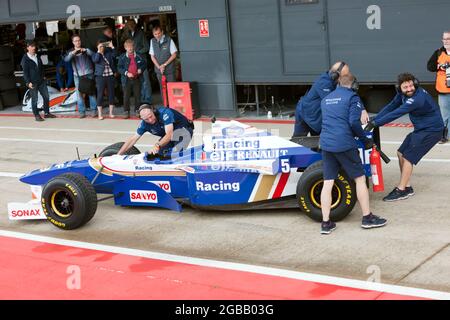Mitglieder des Williams Racing Teams, die den Sieg der Damon Hills Championship, Williams FW18 Formula One Car, in die Boxenwerkstatt in Silverstone zurückkehrten Stockfoto