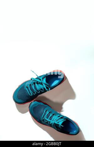 Blaue Sneakers auf weißem, isoliertem Hintergrund Stockfoto