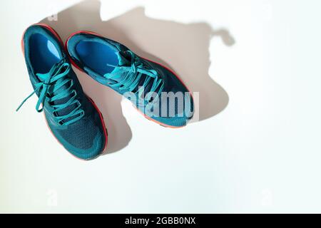 Blaue Sneakers auf weißem, isoliertem Hintergrund Stockfoto