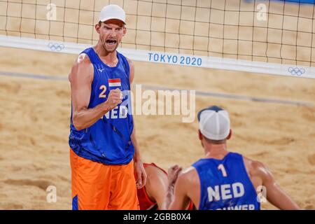 TOKIO, JAPAN - 1. AUGUST: Robert Meeuwsen aus den Niederlanden und Alexander Brouwer aus den Niederlanden treten am 1. August 2021 im Shiokaze Park in Tokio, Japan, bei der Männerrunde 16 während der Olympischen Spiele 2020 in Tokio an (Foto: Pim Waslander/Orange Picles) NOCNSF Stockfoto