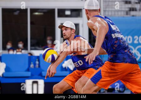 TOKIO, JAPAN - 1. AUGUST: Alexander Brouwer aus den Niederlanden und Robert Meeuwsen aus den Niederlanden treten am 1. August 2021 im Shiokaze Park in Tokio, Japan, bei der Männerrunde 16 während der Olympischen Spiele 2020 in Tokio an (Foto: Pim Waslander/Orange Picles) NOCNSF Stockfoto