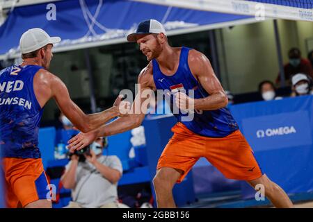 TOKIO, JAPAN - 1. AUGUST: Alexander Brouwer aus den Niederlanden und Robert Meeuwsen aus den Niederlanden treten am 1. August 2021 im Shiokaze Park in Tokio, Japan, bei der Männerrunde 16 während der Olympischen Spiele 2020 in Tokio an (Foto: Pim Waslander/Orange Picles) NOCNSF Stockfoto