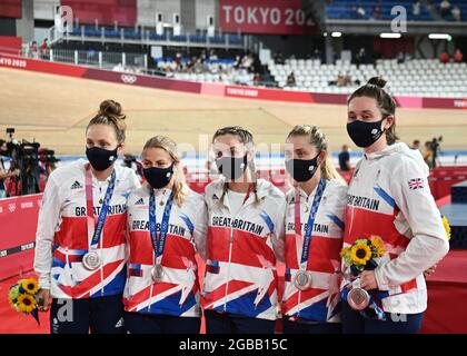 Izu, Japan. August 2021. Radfahren/Leichtathletik: Olympische Spiele, 4000-m-Team-Verfolgung, Frauen, Finale auf dem Izu Velodrome. Das Team Großbritannien feiert mit Silber. Quelle: Sebastian Gollnow/dpa/Alamy Live News Stockfoto