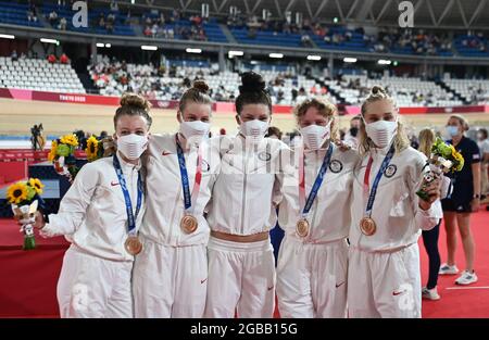 Izu, Japan. August 2021. Radfahren/Leichtathletik: Olympische Spiele, 4000-m-Team-Verfolgung, Frauen, Finale auf dem Izu Velodrome. Team USA feiert mit Bronzemedaillen. Quelle: Sebastian Gollnow/dpa/Alamy Live News Stockfoto