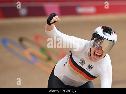 Izu, Japan. August 2021. Radfahren/Leichtathletik: Olympische Spiele, 4000-m-Team-Verfolgung, Frauen, Finale auf dem Izu Velodrome. Die deutsche Mieke Kröger stöhnt nach dem Rennen. Quelle: Sebastian Gollnow/dpa/Alamy Live News Stockfoto