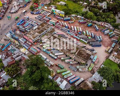 Luftaufnahme aufgenommen mit einer Drohne, von Bussen, die am Barishal Bus Stand, einem der verkehrsreichsten Busstand in der südlichen Region in Bangladesch, anstehen, inmitten einer Sperrwoche in Bangladesch, um die Ausbreitung von Covid-19 zu stoppen. Am 2. August 2021 in Barishal, Bangladesch. Foto von Mustasinur Rahman Alvi/Eyevix/ABACAPRESS.COM Stockfoto