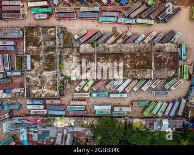 Luftaufnahme aufgenommen mit einer Drohne, von Bussen, die am Barishal Bus Stand, einem der verkehrsreichsten Busstand in der südlichen Region in Bangladesch, anstehen, inmitten einer Sperrwoche in Bangladesch, um die Ausbreitung von Covid-19 zu stoppen. Am 2. August 2021 in Barishal, Bangladesch. Foto von Mustasinur Rahman Alvi/Eyevix/ABACAPRESS.COM Stockfoto