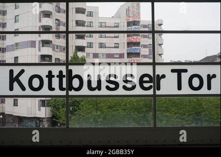 26.05.2016, Berlin, Deutschland, Europa - Blick von einer Plattform des U-Bahnhofs Kottbusser Tor durch eine Fensterscheibe auf Gebäude. Stockfoto